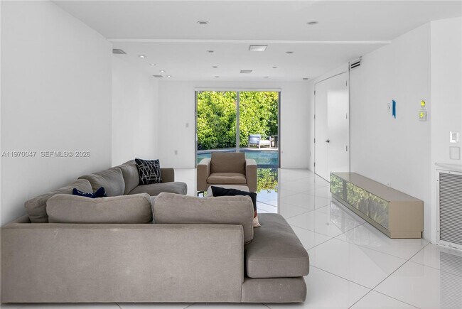 Building Photo - 1000 N Shore Dr