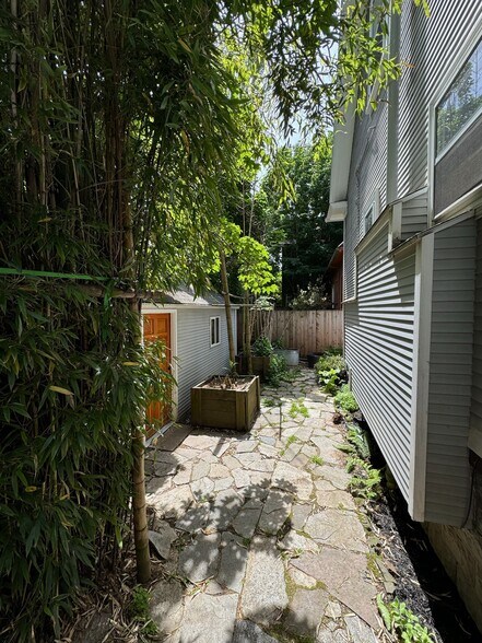 Building Photo - 634 NE 28th Ave