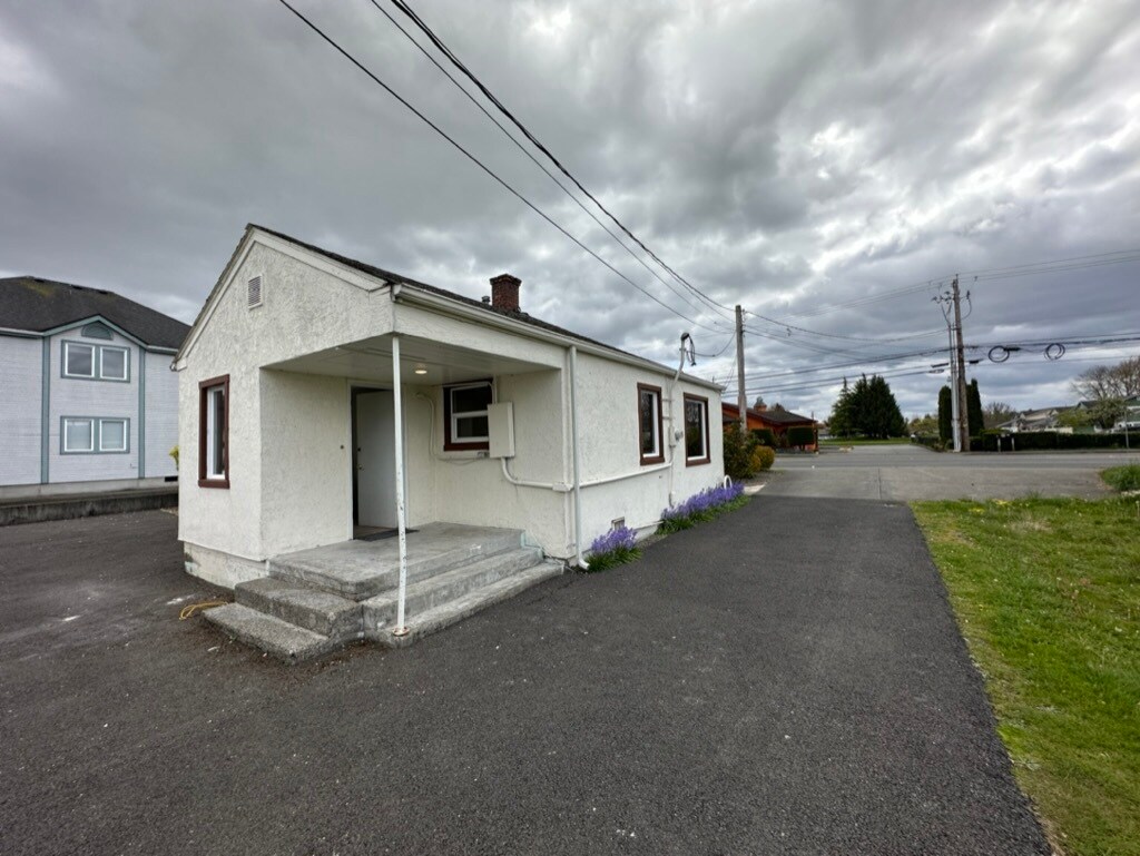 Building Photo - 15415 Main St E