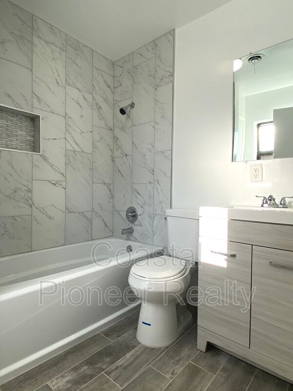 Building Photo - 1612 E 33rd Ave