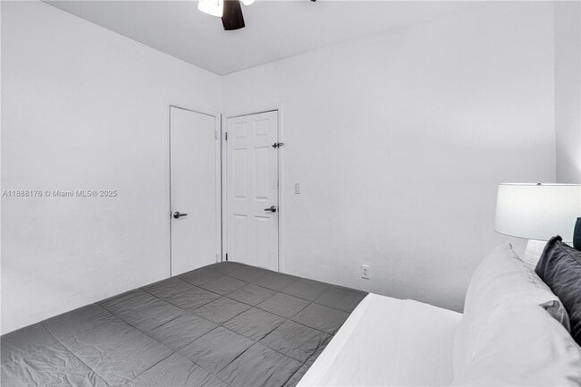 Building Photo - 977 SW 10th St