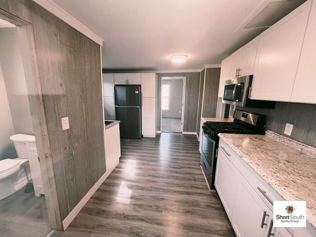 Building Photo - Updated 4 Bed 1 Bath Townhouse