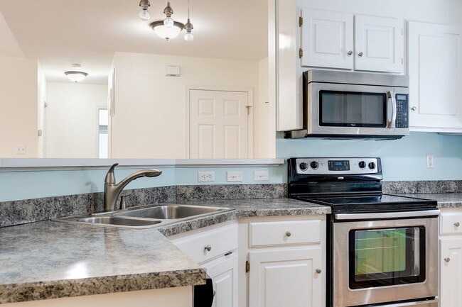 Building Photo - 1913 Castle Glen Dr