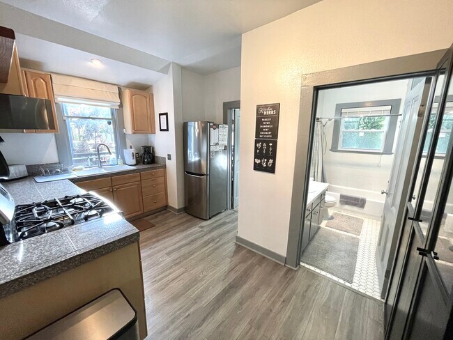 Building Photo - 313 NE Stanton St