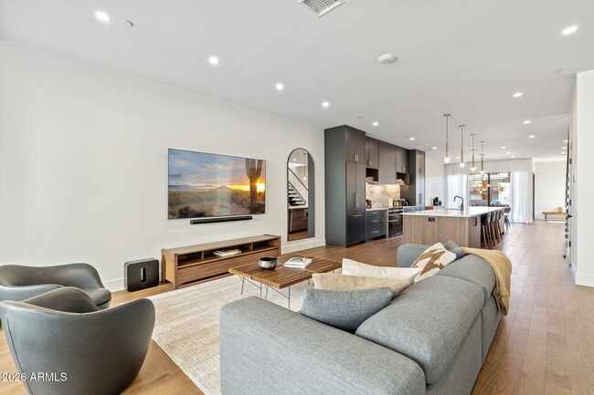 Building Photo - 6916 E 2nd St