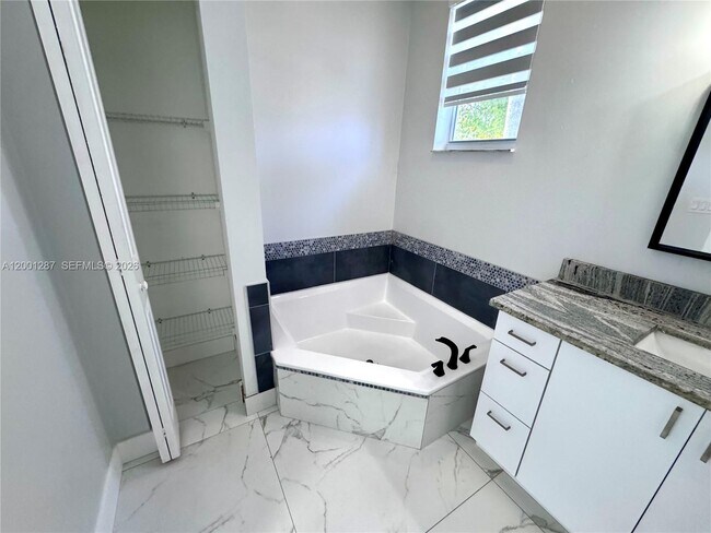 Building Photo - 21405 Ingraham Ave Rd