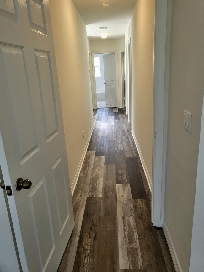 Building Photo - 2040 SE Avon Park Dr