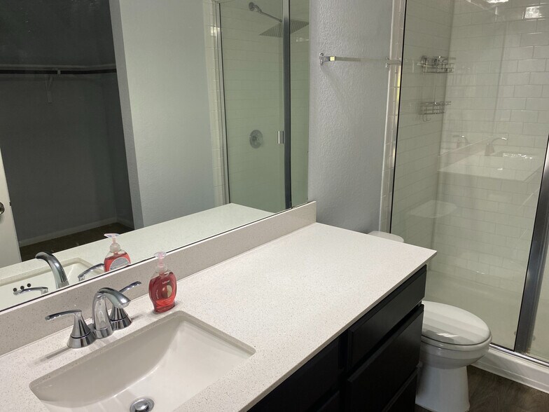 Building Photo - Room in House on Tilmon Ln