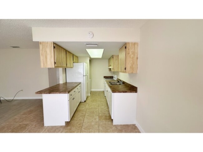 Building Photo - 2 Bedroom 2 Bath Condo! Convenient Locatio...