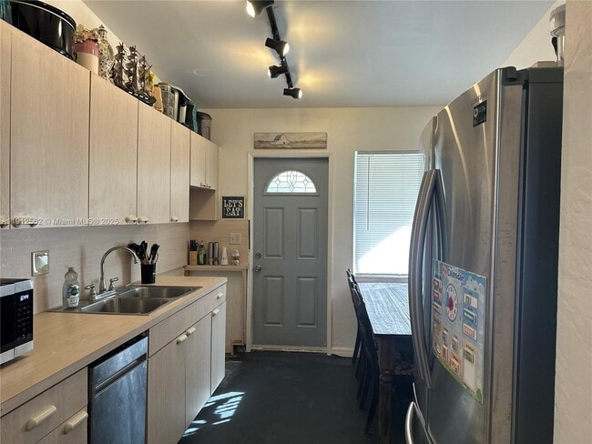 Building Photo - 420 NE 12th St