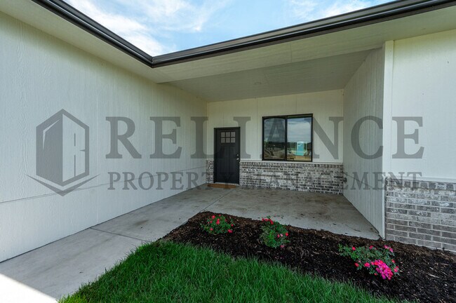 Building Photo - 613 Elmwood St