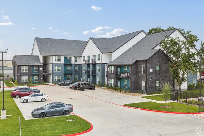 Building Photo - Saddle Creek Village