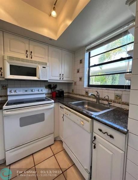 Building Photo - 4652 Poinciana St