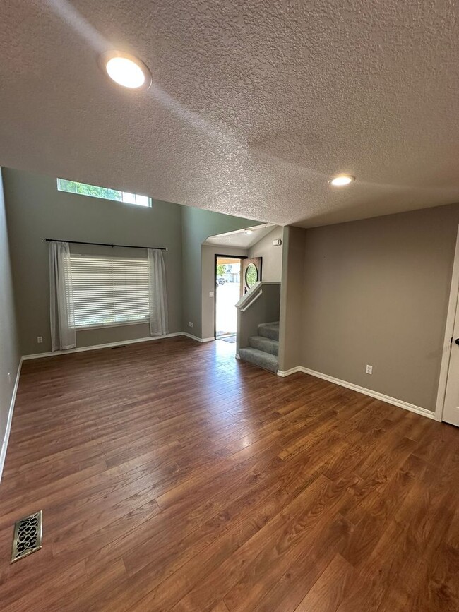 Building Photo - 4 bedroom, 2288sf home. Close to Nike, Int...