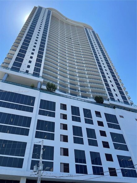Building Photo - 1600 NE 1st Ave