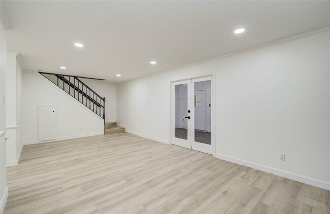 Building Photo - 1888 Saxony Ln