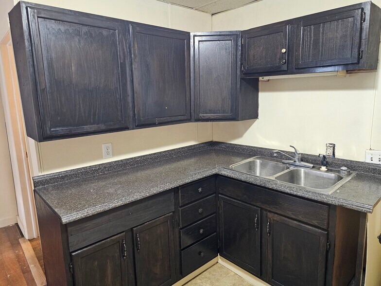 Kitchen - 613 Poplar St