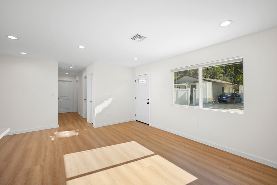 Building Photo - 7649 Thousand Oaks Dr