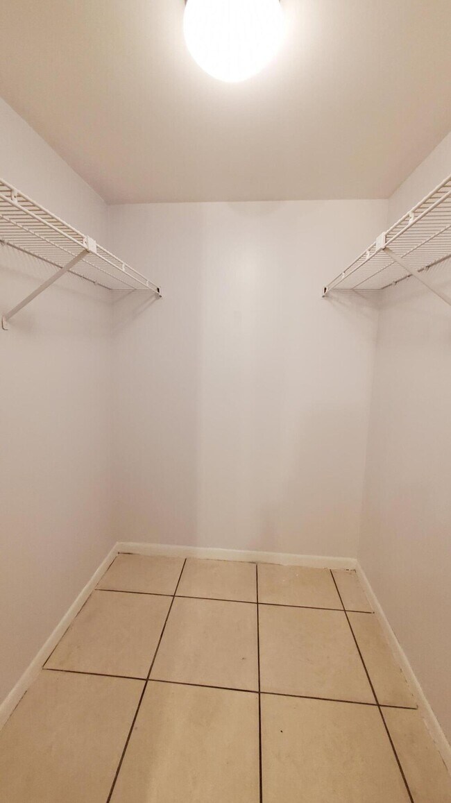 Building Photo - 721 N Pine Island Rd