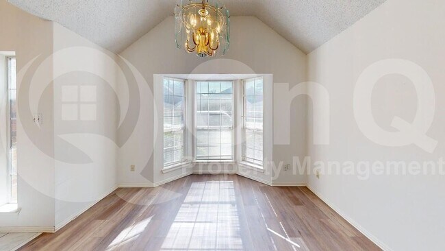 Building Photo - 733 Rockett Ln