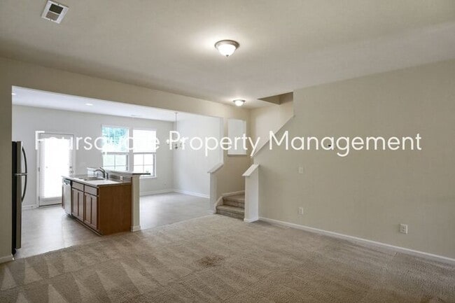 Building Photo - Townhome | Washer/ Dryer Included | Back P...