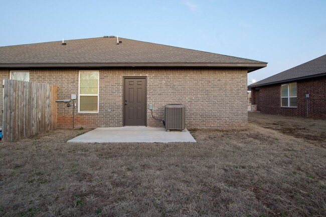 Building Photo - 3-Bed, 2-Bath Duplex with Waterway Views -...