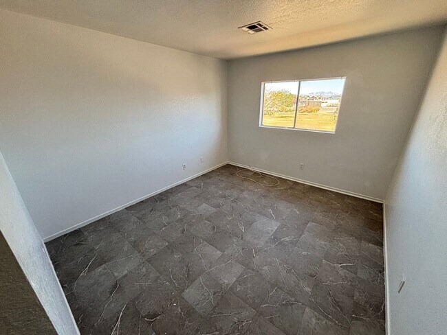 Building Photo - Charming 3Bed/1Bath apartment located in North Las Vegas— Enjoy Rent-Free Holidays!