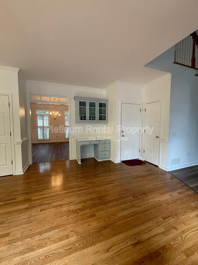 Building Photo - 870 Ingleside Dr