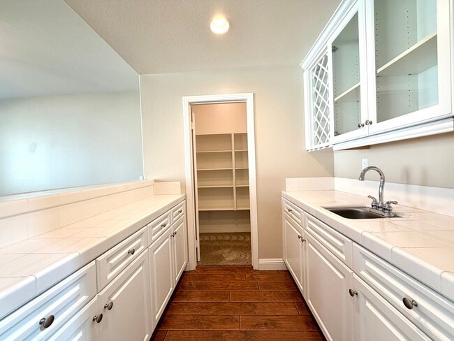 Building Photo - Spacious 5 Bedroom Wolf Creek Home with Balcony, Loft & Secondary Kitchen