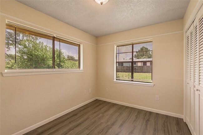 Building Photo - 137 E Austin Ave