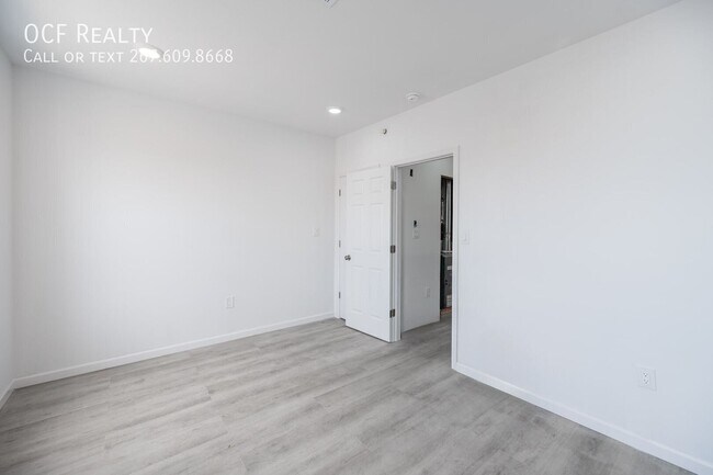 Building Photo - 948 Belmont Ave
