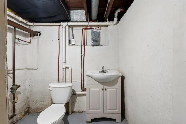 Building Photo - 928 8th Ave S