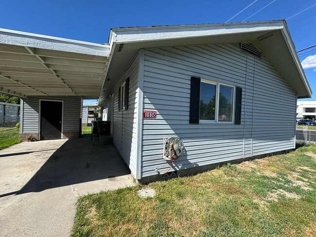 Building Photo - 2bdrm, 1 bath duplex with carport and fenced yard