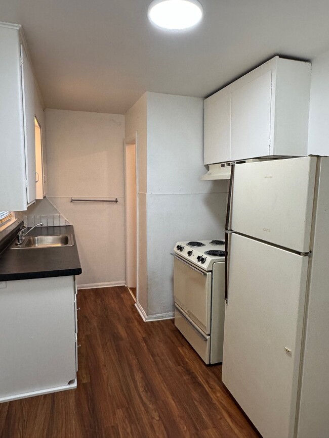 Building Photo - 1 Bedroom, 1 bathroom Duplex with hardwood...