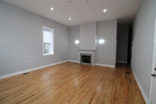 Building Photo - 1435 N Ashland Ave
