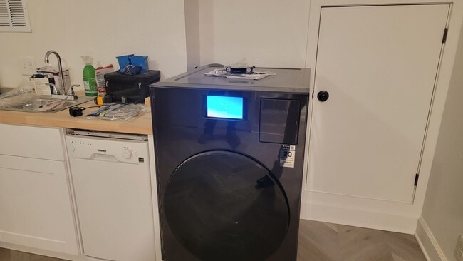 Building Photo - Sleeping loft off trendy Alberta St in NE Portland, washer/dryer included in the unit!!