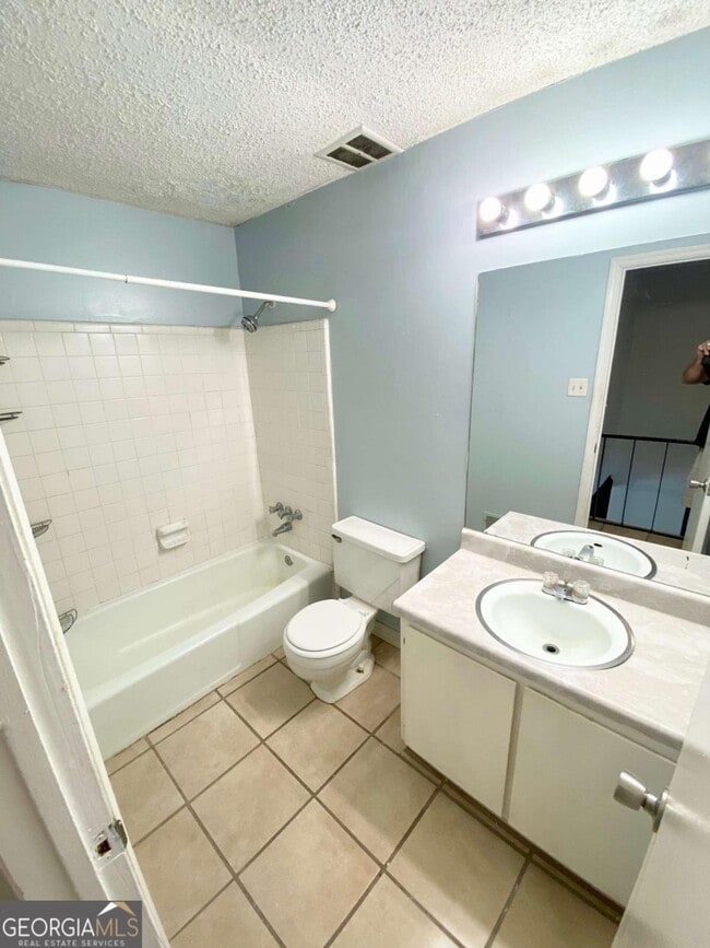 Building Photo - 3815 Parklane Dr