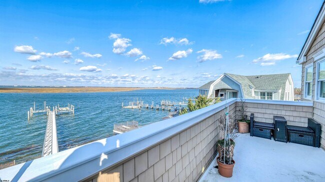 Building Photo - 909 N Cambridge Ave