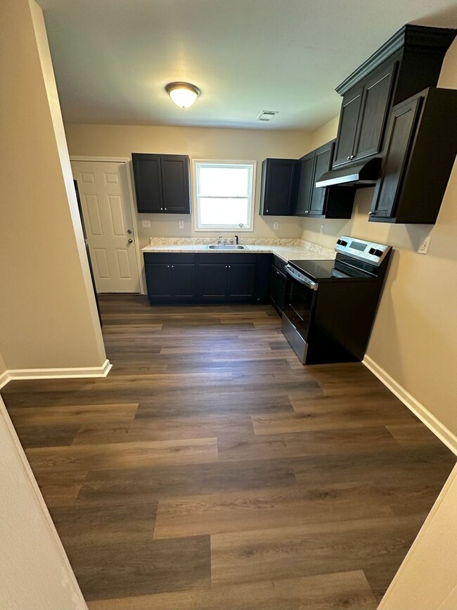 Building Photo - Beautifully Remodeled 2 Bedroom / 1 Bath D...