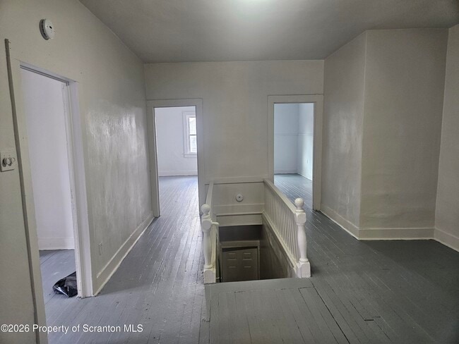 Building Photo - 715 Moosic St