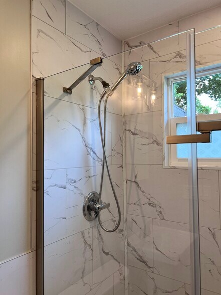 full size shower - 1247 Dennis Dr