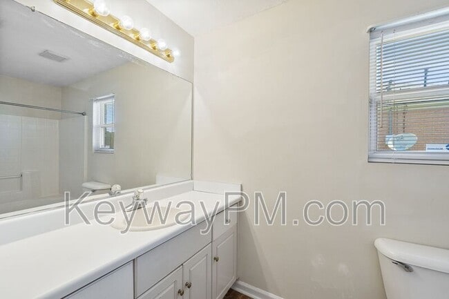 Building Photo - 3325 Hamden St