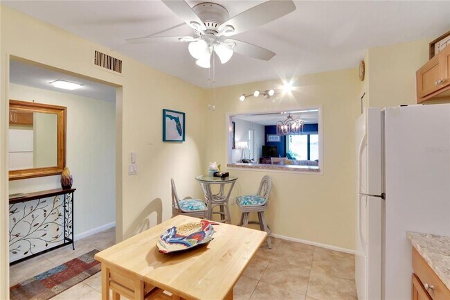 Building Photo - 7700 Sun Island Dr S