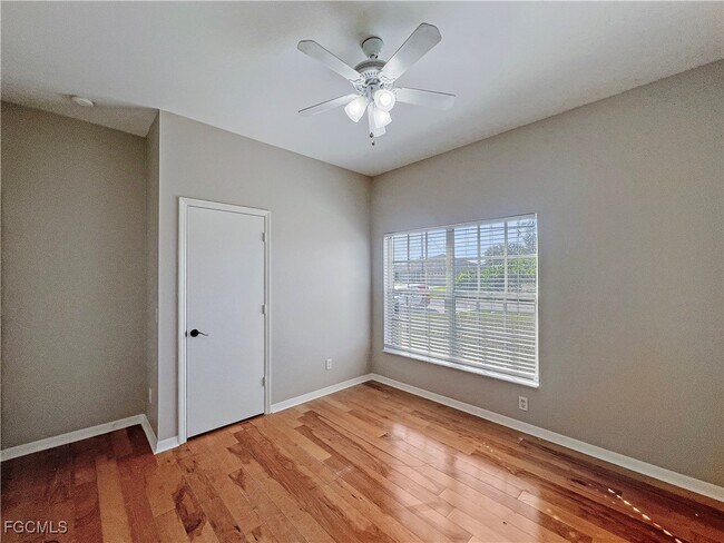 Building Photo - 906 Alfreda Ave