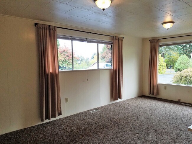 Building Photo - Classic Mid-Century Modern Rambler In Port...