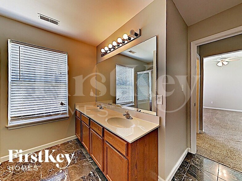 Building Photo - 227 Spring Borough Dr