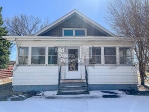 Building Photo - 933 E 5th-3 Bedroom House