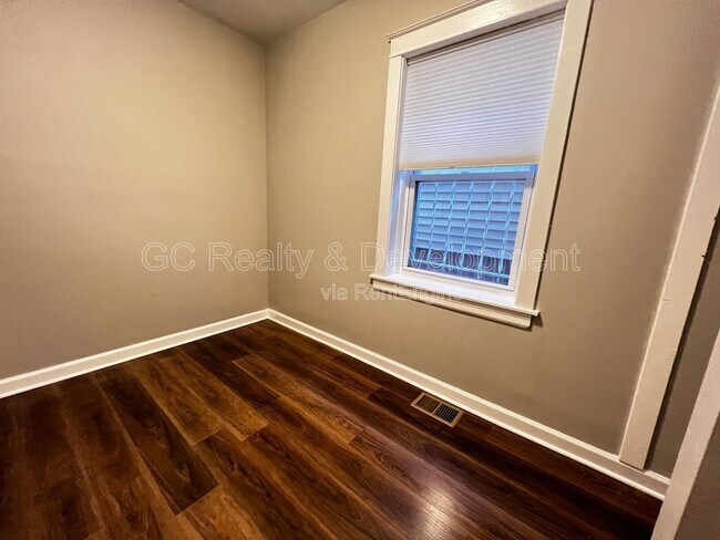 Building Photo - 1439 N Artesian Ave