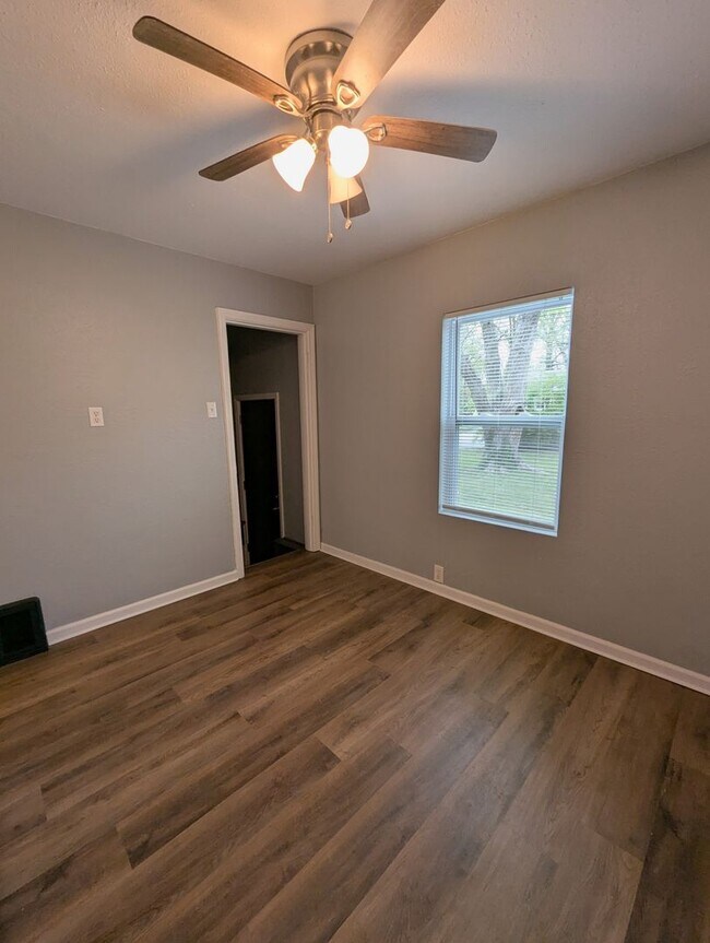 Building Photo - Cutest Corner Lot - Section 8 Friendly