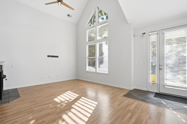 Building Photo - 1198 Island Pl E